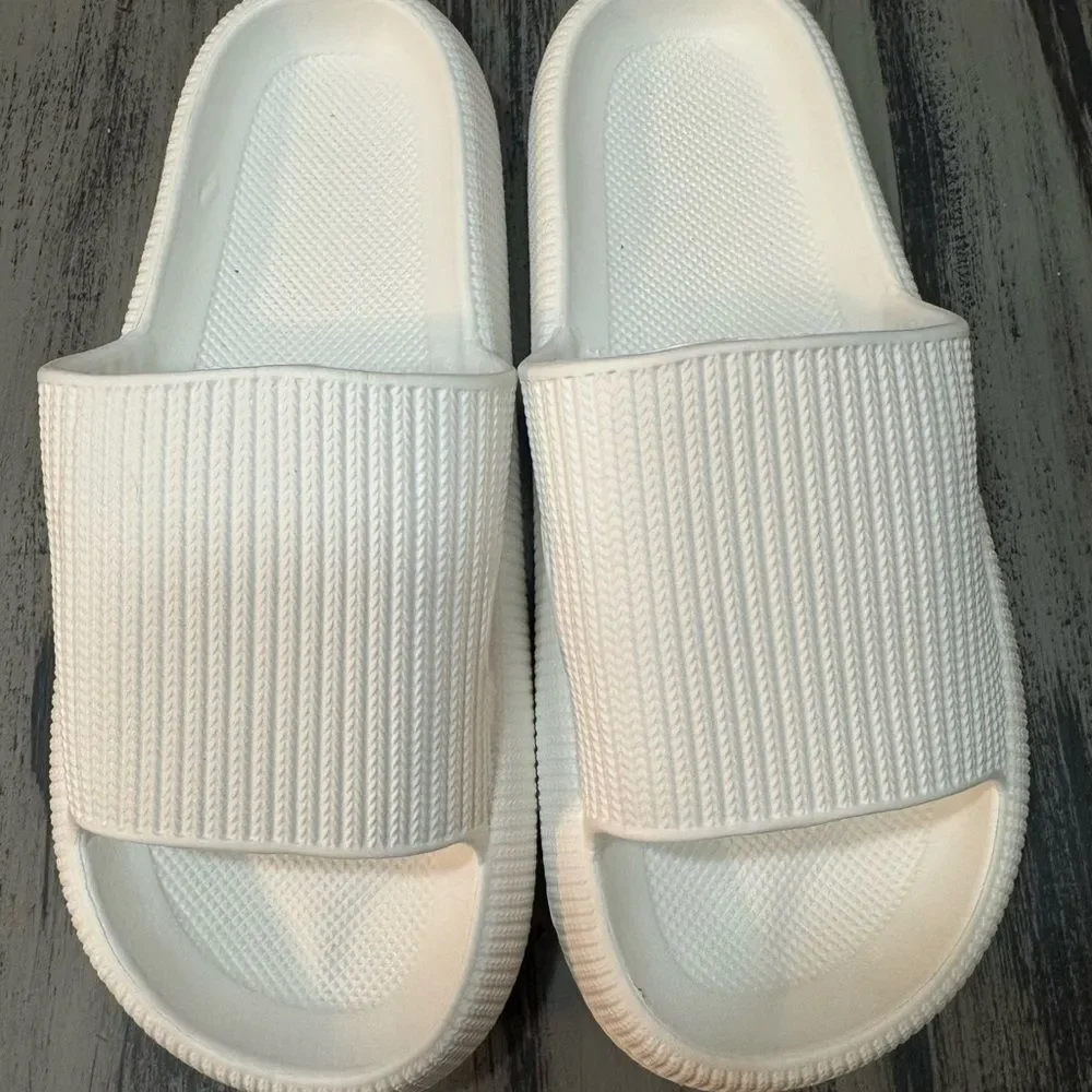 The Original Cloudies Women’s Size 9.5-10    Viral Tik Tok Comfort Slides - Picture 3 of 10